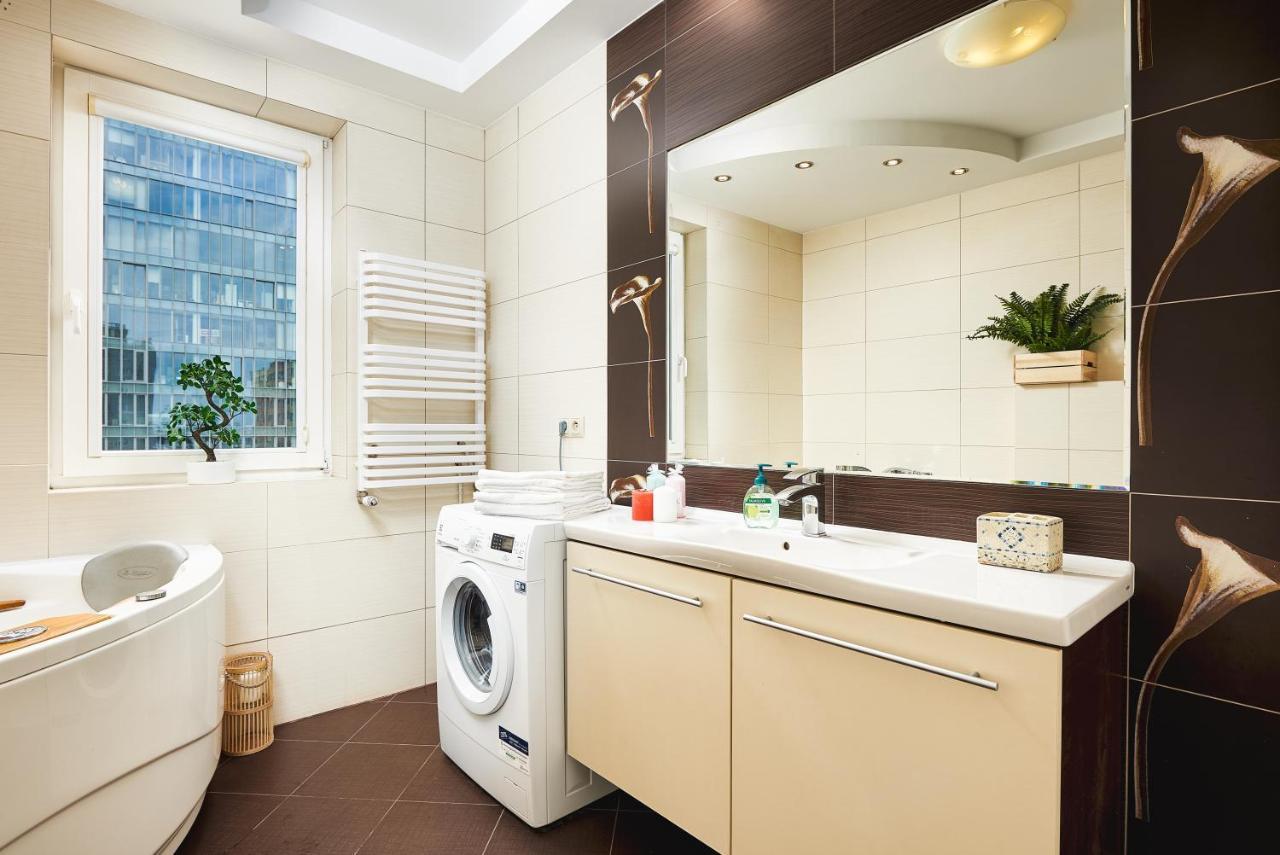 Family Apartment With A Terrace On Aleje Jerozolimskie ワルシャワ エクステリア 写真