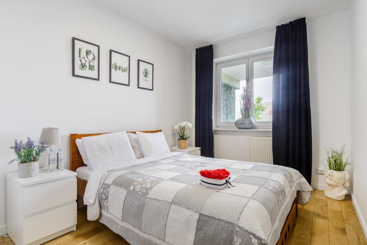 Family Apartment With A Terrace On Aleje Jerozolimskie ワルシャワ エクステリア 写真