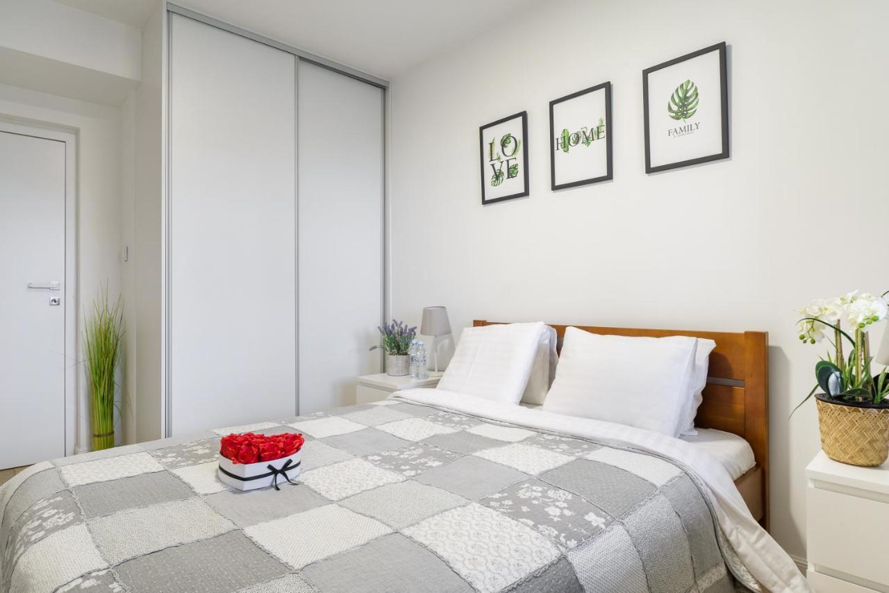 Family Apartment With A Terrace On Aleje Jerozolimskie ワルシャワ エクステリア 写真