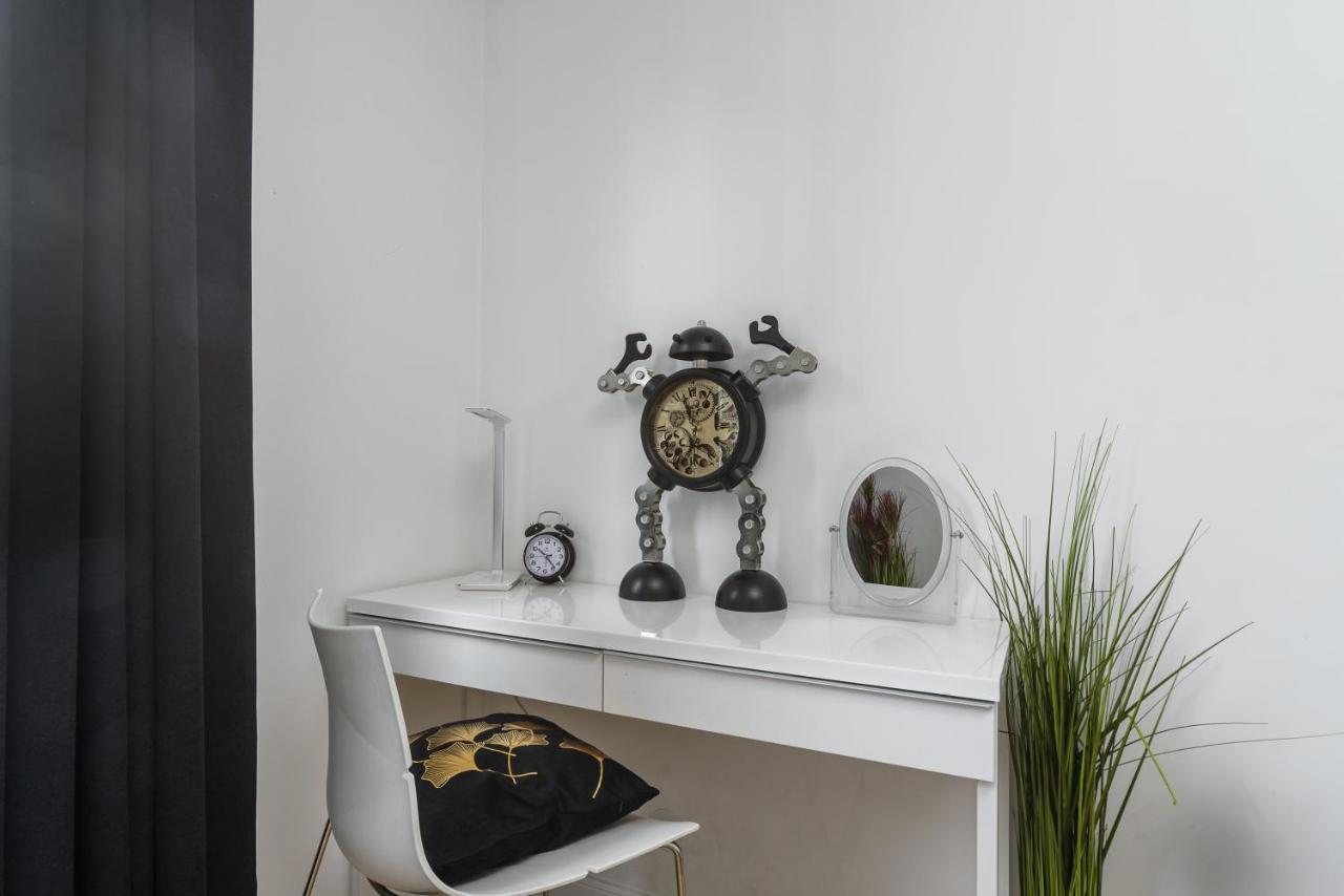 Family Apartment With A Terrace On Aleje Jerozolimskie ワルシャワ エクステリア 写真